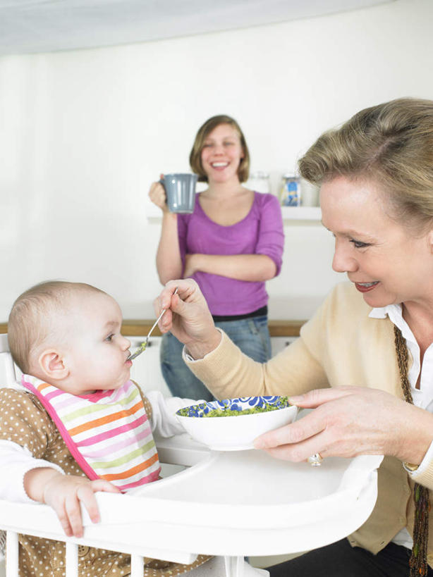 西方人,婴儿,儿童,老年人,三个人,母亲,儿子,祖母,三代同堂,坐,笑,吃,微笑,露齿笑,竖图,室内,白天,正面,婴儿服装,纯洁,杯子,椅子,欧洲,欧洲人,握,阴影,服装,反射,瓷器,影子,勺子,陶瓷,墙,咖啡杯,陶瓷制品,拿,置物架,拿着,注视,休闲装,祖孙三代,架子,墙壁,墙面,小孩,衣服,紫色,容器,调羹,汤匙,碗,观察,看,休闲,温暖,温馨,母子,休闲服,可爱,母爱,童年,童趣,握着,服饰,奶奶,观看,祖孙,储藏,和睦,察看,储存,关注,宝宝,瓷杯,儿童椅,婴儿椅,陈列架,童真,烂漫,无邪,外婆,外祖母,外孙子,宝宝餐椅,宝宝椅,儿童餐椅,婴儿高脚椅,搁架,天真,老年女性,年轻女性,女人,女性,白种人,孩子,年轻人,全家福,孙子,嚼,食,坐着,半身,彩图,婴儿服,融洽,贮存,多代同堂,妈妈