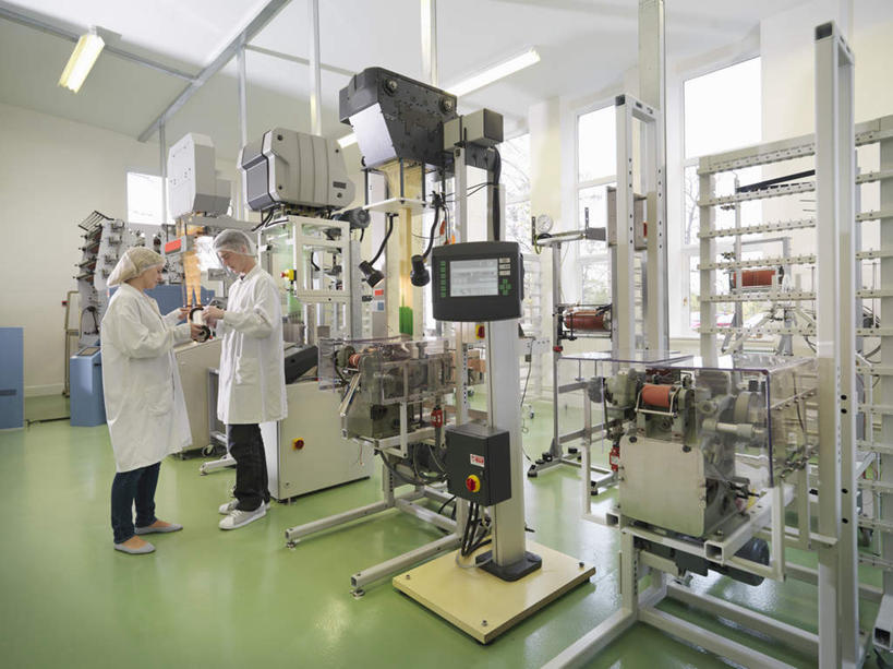 西方人,两个人,同事,工厂,站,横图,室内,白天,侧面,工作服,制服,成功,合作,团队,集体,信心,纺织业,帽子,照明,欧洲,欧洲人,握,阴影,织布,光线,工具,线,影子,灯光,拿,拿着,注视,队伍,吊灯,灯,纺织,工人,白色,灯具,观察,看,站着,握着,工业,观看,照亮,纺织厂,察看,领导,纺纱,照明设备,成就,关注,纺织工,合伙,领袖,工作制服,纺车,男人,男性,年轻男性,年轻女性,女人,女性,白种人,站立,彩图,全身,工作套服,制造厂