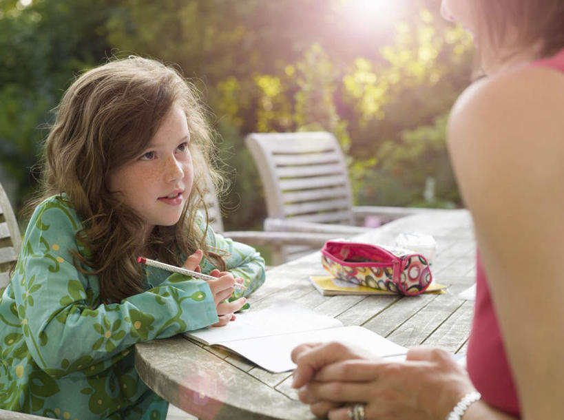 西方人,儿童,中年人,两个人,家庭,母亲,女儿,坐,说,横图,室外,白天,正面,讨论,纯洁,草地,草坪,树林,植物,桌面,桌子,椅子,欧洲,欧洲人,握,阴影,服装,盛开,光线,木制,笔,材料,档案,文件,影子,纸,办公用品,拿,花蕾,拿着,注视,休闲装,文具,草,花,花瓣,花朵,鲜花,树,树木,小孩,衣服,绿色,阳光,自然,木制品,手稿,学习用品,资料,花苞,花蕊,观察,看,休闲,温暖,温馨,母女,一家人,休闲服,可爱,母爱,童年,童趣,握着,服饰,生长,成长,观看,文具用品,证明,和睦,察看,关注,文档,童真,烂漫,无邪,交流,天真,女孩,女人,女性,中年女性,白种人,孩子,沟通,讲话,交谈,商讨,说话,谈话,坐着,半身,彩图,融洽,女生