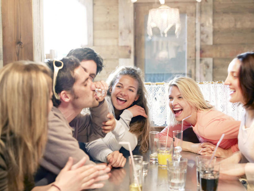 果汁,西方人,伙伴,朋友,家,木屋,坐,笑,微笑,露齿笑,横图,室内,白天,正面,友谊,餐桌,门,桌子,杯子,欧洲,欧洲人,握,服装,墨镜,眼镜,塑料,饮品,许多人,拿,拿着,注视,休闲装,住宅,玻璃制品,饮料,衣服,水杯,塑料制品,太阳镜,太阳眼镜,吸管,门框,观察,看,一群人,休闲,休闲服,遮阳镜,握着,服饰,餐台,观看,察看,空心,关注,可口,饮管,适口,友情,男人,男性,年轻男性,年轻女性,女人,女性,中年男性,中年女性,白种人,玻璃杯,坐着,半身,彩图,茅舍,茅屋,棚屋,小木屋,小屋,圆柱状