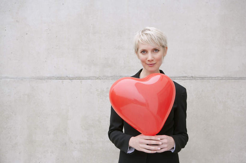 西方人,一个人,商务人士,商务女性,站,笑,微笑,横图,室外,白天,正面,爱情,欧洲,欧洲人,仅一个女性,仅一个人,握,套装,爱心,装饰,塑料,墙,浪漫,拿,拿着,注视,墙壁,墙面,一个,红色,气球,塑料制品,观察,看,站着,温暖,温馨,心形,橡胶,恩爱,握着,仅一个老年女性,单个,观看,华丽,修饰,点缀,和睦,察看,关注,商务装,工薪阶层,橡胶制品,衬托,美观,雅致,雅观,老年女性,女人,女性,白种人,心型,白领,上班族,站立,半身,彩图,融洽