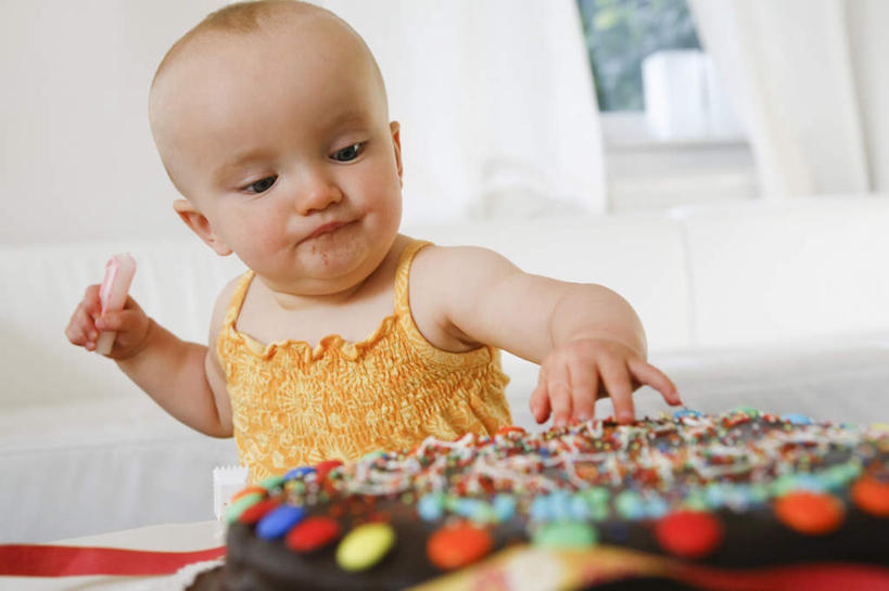 点心,西方人,儿童,一个人,站,横图,室内,白天,正面,纯洁,餐桌,桌子,蜡烛,欧洲,欧洲人,仅一个女性,仅一个人,握,阴影,服装,光线,火焰,影子,烛光,墙,食品,燃烧,拿,拿着,注视,休闲装,文化,墙壁,墙面,食物,糕点,小孩,衣服,生日蛋糕,点燃,观察,看,祈祷,站着,仅一个小孩,休闲,休闲服,可爱,童年,童趣,握着,许愿,服饰,餐台,观看,纪念,祈求,察看,关注,童真,烂漫,无邪,平安,天真,女孩,女人,女性,白种人,孩子,站立,半身,彩图,蛋糕,女生