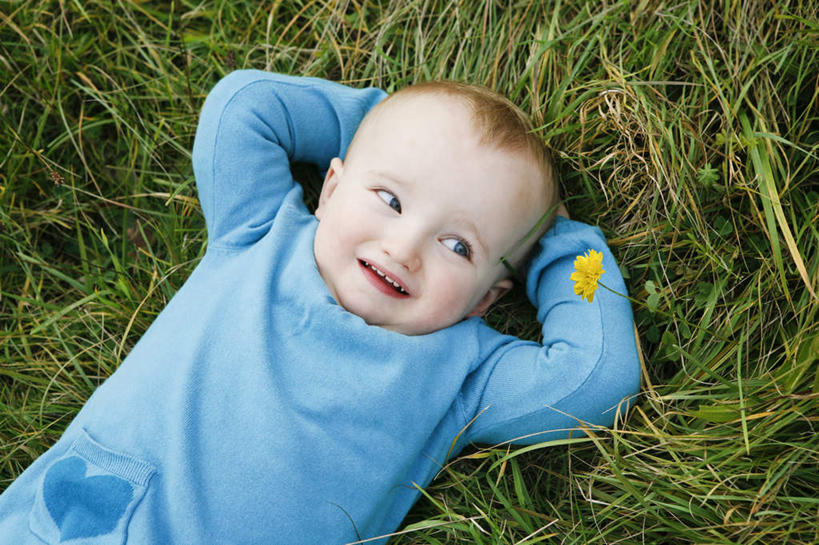 西方人,儿童,一个人,躺,笑,微笑,露齿笑,横图,俯视,室外,白天,纯洁,草地,草坪,植物,欧洲,欧洲人,仅一个女性,仅一个人,抱头,服装,注视,休闲装,草,小孩,衣服,绿色,观察,看,仅一个小孩,休闲,休闲服,可爱,童年,童趣,服饰,观看,察看,双手抱头,关注,童真,烂漫,无邪,捧首,捧头,卧着,天真,女孩,女人,女性,白种人,孩子,躺着,卧,半身,彩图,高角度拍摄,女生