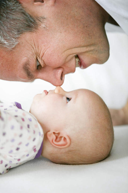 西方人,婴儿,儿童,中年人,两个人,家庭,父亲,躺,笑,微笑,露齿笑,竖图,室内,白天,侧面,婴儿服装,纯洁,床,欧洲,欧洲人,服装,床单,休闲装,被子,相视,小孩,衣服,休闲,温暖,温馨,一家人,面对面,休闲服,父爱,可爱,童年,童趣,服饰,单人床,活泼,对视,和睦,被单,互视,宝宝,相对,童真,纯真,烂漫,无邪,相看,卧着,伶俐,天真,男人,男性,中年男性,白种人,孩子,躺着,卧,半身,彩图,婴儿服,融洽