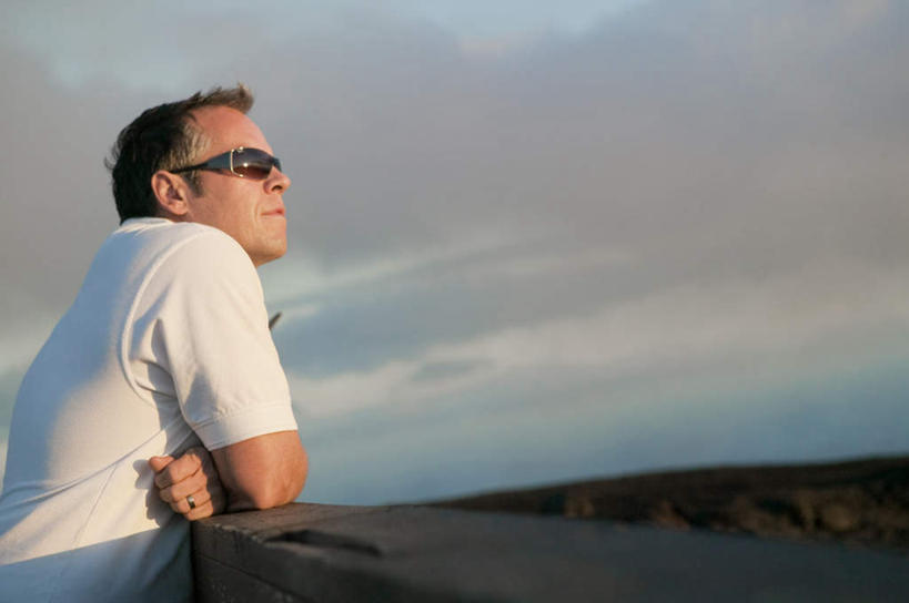 西方人,一个人,栏杆,站,横图,室外,白天,侧面,山,山脉,欧洲,欧洲人,仅一个男性,仅一个人,仅一个中年男性,撑,服装,墨镜,眼镜,山峰,云,云朵,围栏,山峦,云彩,注视,休闲装,护栏,衣服,蓝色,白云,蓝天,天空,太阳镜,太阳眼镜,群山,天,观察,看,站着,休闲,休闲服,遮阳镜,服饰,晴朗,观看,察看,撑着,关注,男人,男性,中年男性,白种人,晴空,站立,半身,彩图