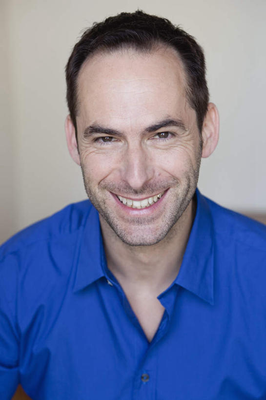 西方人,一个人,笑,微笑,露齿笑,竖图,室内,白天,白色背景,正面,欧洲,欧洲人,仅一个男性,仅一个人,仅一个中年男性,服装,注视,休闲装,衣服,蓝色,观察,看,休闲,休闲服,摄影,服饰,影棚,观看,察看,关注,男人,男性,中年男性,白种人,半身,彩图,影棚拍摄,拍摄