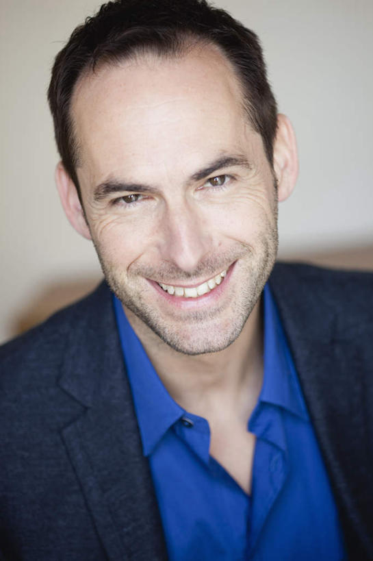 西方人,脸,头,脸颊,一个人,笑,微笑,露齿笑,竖图,室内,特写,白天,白色背景,正面,西装,欧洲,欧洲人,仅一个男性,仅一个人,仅一个中年男性,套装,正装,朦胧,模糊,注视,职业装,肩膀,观察,看,摄影,影棚,观看,察看,关注,男人,男性,中年男性,白种人,头部,脸部,脸蛋,面部,半身,彩图,影棚拍摄,拍摄