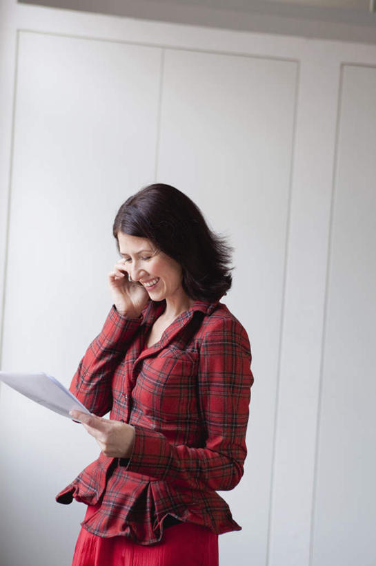 西方人,一个人,商务人士,商务女性,站,说,打电话,竖图,室内,白天,侧面,讨论,窗户,电话,手机,欧洲,欧洲人,仅一个女性,仅一个人,握,套装,材料,档案,文件,纸,墙,拿,拿着,注视,通讯设备,玻璃窗,墙壁,墙面,手稿,资料,观察,看,站着,仅一个中年女性,握着,观看,证明,察看,关注,文档,商务装,工薪阶层,交流,女人,女性,中年女性,白种人,白领,上班族,沟通,讲话,交谈,商讨,说话,谈话,通话,站立,半身,彩图