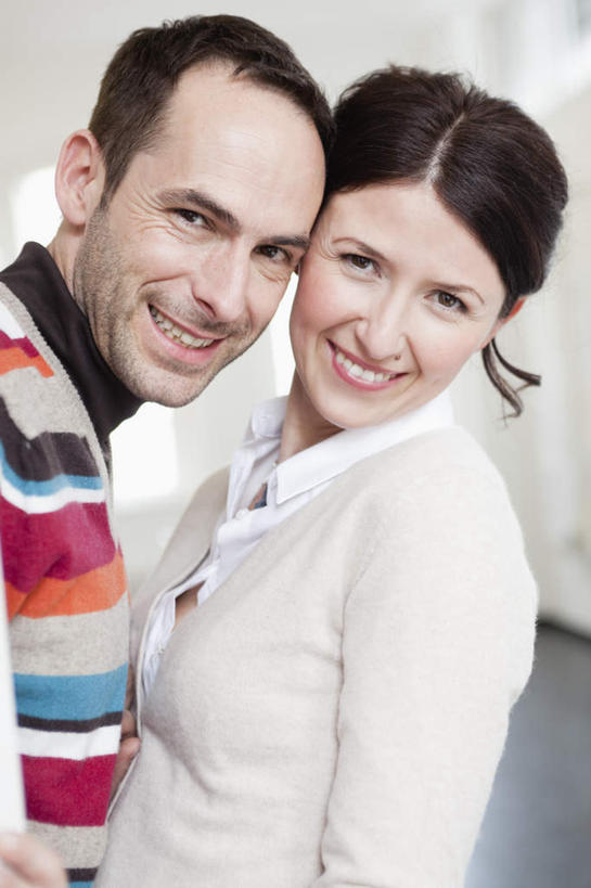 西方人,中年人,两个人,家庭,夫妻,站,笑,微笑,露齿笑,竖图,室内,白天,侧面,爱情,窗户,地板,欧洲,欧洲人,服装,墙,浪漫,注视,休闲装,玻璃窗,墙壁,墙面,衣服,观察,看,靠,靠着,站着,休闲,温暖,温馨,一家人,休闲服,恩爱,恋人,服饰,观看,和睦,察看,关注,男人,男性,女人,女性,中年男性,中年女性,白种人,夫妇,情侣,站立,半身,彩图,伴侣,融洽