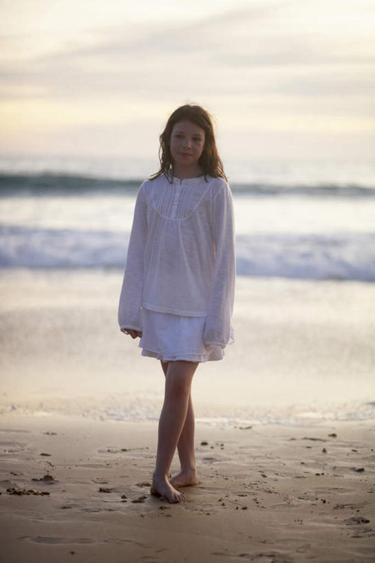 西方人,儿童,一个人,站,竖图,室外,白天,正面,纯洁,海浪,海洋,沙滩,欧洲,欧洲人,仅一个女性,仅一个人,服装,沙子,海岸,浪花,云,云朵,沙地,云彩,注视,休闲装,小孩,衣服,蓝色,白云,蓝天,天空,海水,天,观察,看,站着,仅一个小孩,休闲,休闲服,可爱,童年,童趣,服饰,晴朗,观看,察看,关注,海景,童真,烂漫,无邪,天真,女孩,女人,女性,白种人,孩子,大海,风浪,海,海水的波动,海滩,近岸浪,涌浪,晴空,站立,彩图,全身,女生