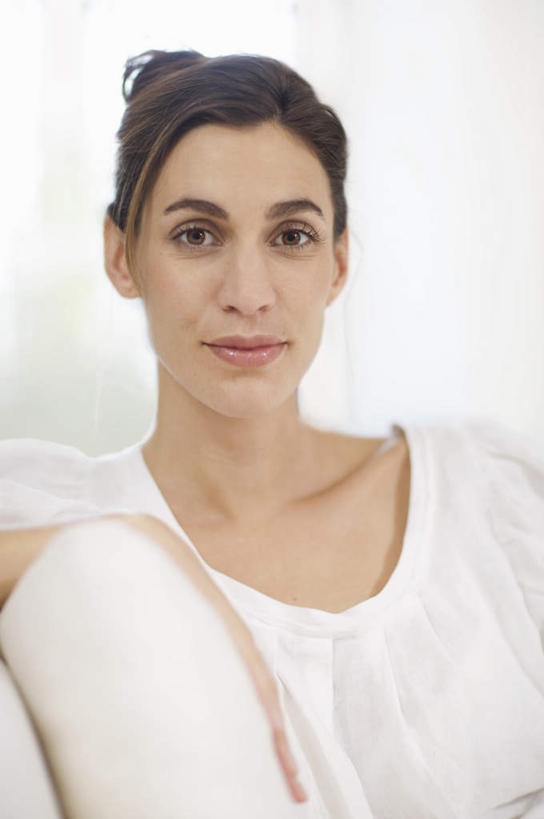 西方人,一个人,客厅,坐,竖图,室内,白天,正面,靠垫,沙发,欧洲,欧洲人,仅一个女性,仅一个人,服装,靠枕,注视,休闲装,衣服,垫子,枕头,观察,看,仅一个中年女性,休闲,休闲服,服饰,观看,察看,起居室,关注,布艺沙发,客堂,女人,女性,中年女性,白种人,坐着,半身,彩图