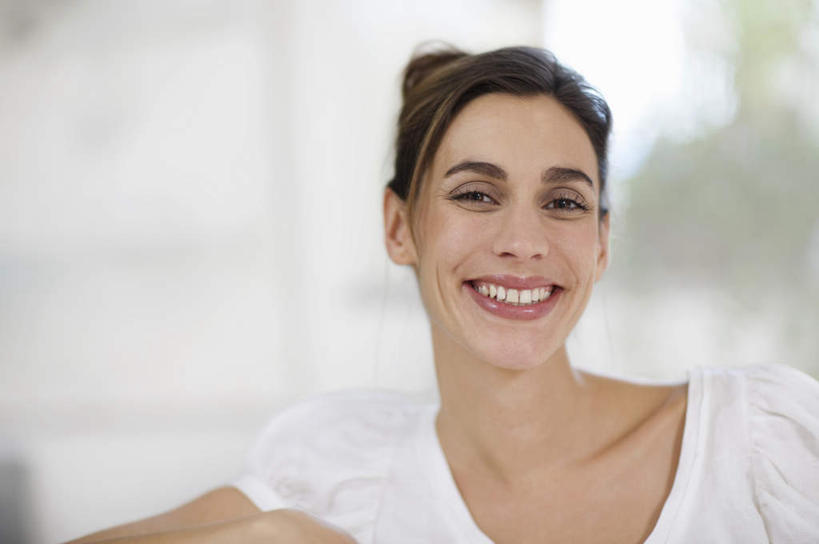 西方人,一个人,客厅,坐,笑,微笑,露齿笑,横图,室内,白天,正面,沙发,欧洲,欧洲人,仅一个女性,仅一个人,服装,朦胧,模糊,注视,休闲装,衣服,观察,看,仅一个中年女性,休闲,休闲服,服饰,观看,察看,起居室,关注,布艺沙发,客堂,女人,女性,中年女性,白种人,坐着,半身,彩图