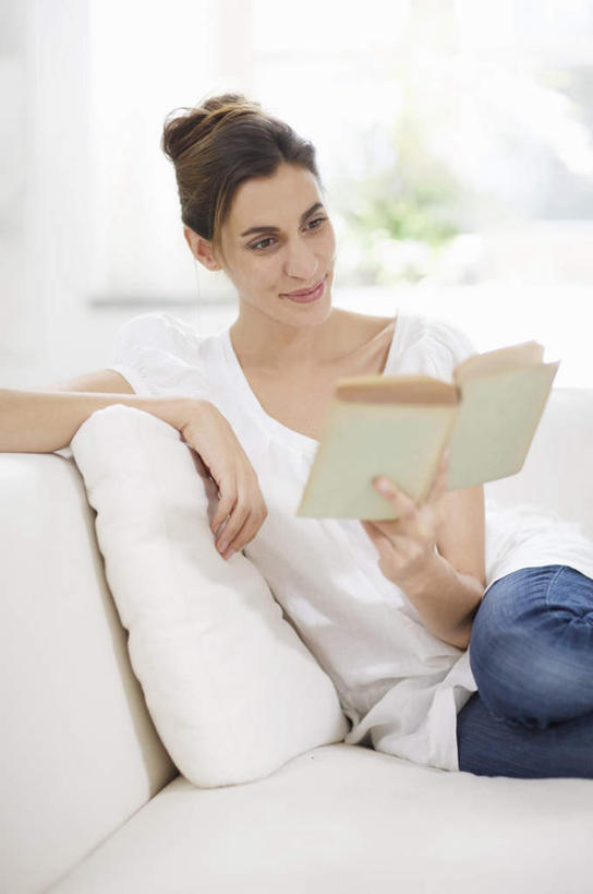 西方人,脑,一个人,客厅,坐,竖图,室内,白天,正面,窗户,靠垫,沙发,书籍,欧洲,欧洲人,仅一个女性,仅一个人,服装,靠枕,注视,休闲装,玻璃窗,衣服,垫子,枕头,观察,看,仅一个中年女性,休闲,休闲服,服饰,观看,察看,起居室,关注,布艺沙发,客堂,女人,女性,中年女性,白种人,脑部,脑子,书,图书,坐着,半身,彩图