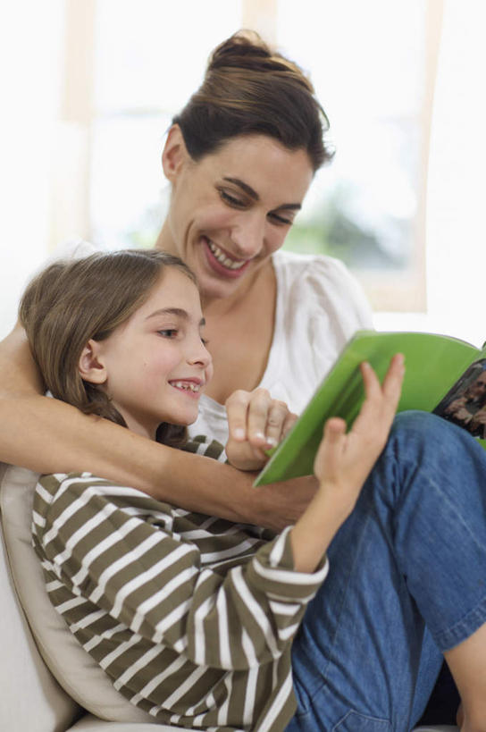 西方人,儿童,中年人,两个人,家庭,母亲,女儿,客厅,坐,笑,说,微笑,露齿笑,竖图,室内,白天,正面,讨论,纯洁,窗户,沙发,书籍,欧洲,欧洲人,握,服装,拿,拿着,注视,休闲装,玻璃窗,小孩,衣服,观察,看,休闲,温暖,温馨,母女,一家人,休闲服,可爱,母爱,童年,童趣,握着,服饰,观看,和睦,察看,起居室,关注,布艺沙发,童真,烂漫,无邪,客堂,交流,天真,女孩,女人,女性,中年女性,白种人,孩子,书,图书,沟通,讲话,交谈,商讨,说话,谈话,坐着,半身,彩图,融洽,女生