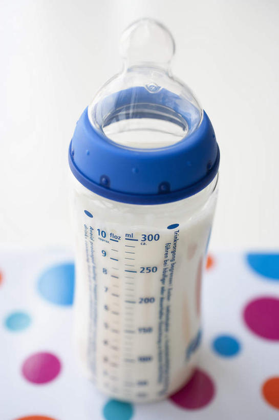 牛奶,无人,竖图,俯视,室内,特写,白天,白色背景,餐桌,桌子,静物,奶瓶,饮品,营养,饮料,一个,瓶子,容器,摄影,影棚,单个,餐台,奶嘴,婴儿用品,储藏,乳制品,奶,牛乳,储存,安神,彩图,高角度拍摄,影棚拍摄,拍摄,贮存