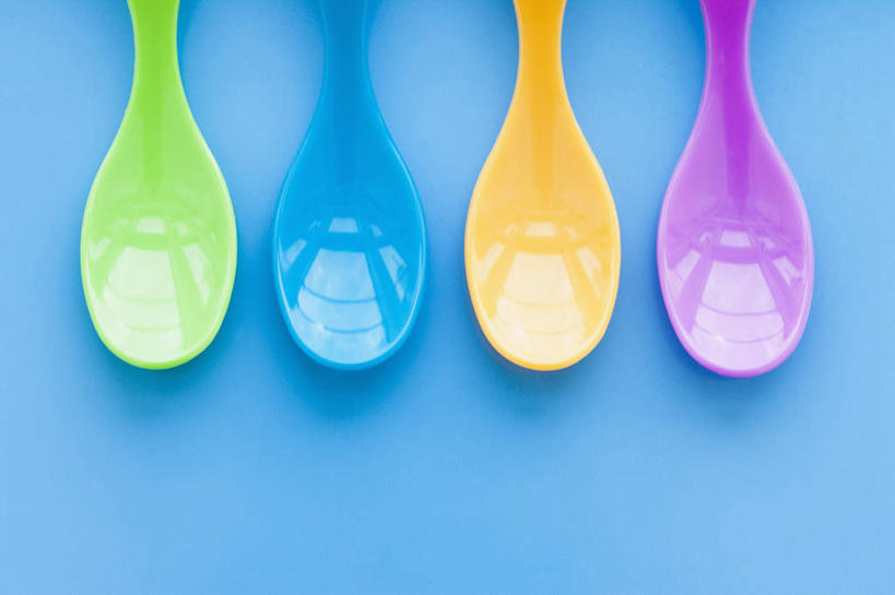 无人,横图,俯视,彩色,室内,特写,白天,餐桌,桌子,静物,一排,蓝色背景,整齐,勺子,塑料,排列,塑料制品,调羹,汤匙,四个,摄影,影棚,餐台,队列,彩图,高角度拍摄,影棚拍摄,拍摄