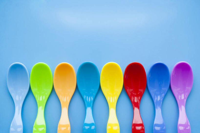无人,横图,俯视,彩色,室内,特写,白天,餐桌,桌子,静物,一排,蓝色背景,整齐,勺子,塑料,排列,塑料制品,调羹,汤匙,四个,摄影,影棚,餐台,五颜六色,色彩斑斓,队列,五彩缤纷,五彩斑斓,五光十色,彩图,高角度拍摄,影棚拍摄,拍摄