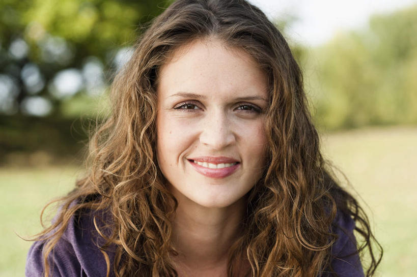 西方人,脸,头,脸颊,一个人,笑,微笑,露齿笑,横图,室外,特写,白天,正面,草地,草坪,树林,植物,欧洲,欧洲人,仅一个年轻女性,仅一个女性,仅一个人,阴影,服装,朦胧,模糊,光线,影子,棕色,注视,休闲装,肩膀,草,树,树木,衣服,绿色,阳光,自然,观察,看,休闲,休闲服,服饰,生长,成长,观看,察看,关注,年轻女性,女人,女性,白种人,头部,长发,卷发,脸部,脸蛋,面部,半身,彩图