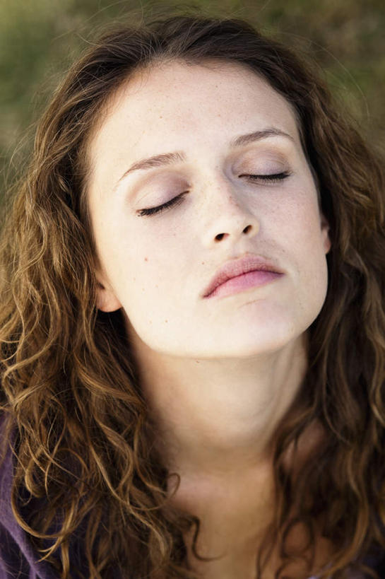 西方人,脸,头,脸颊,头发,一个人,躺,闭眼,竖图,俯视,室外,特写,白天,草地,草坪,植物,欧洲,欧洲人,仅一个年轻女性,仅一个女性,仅一个人,朦胧,模糊,棕色,肩膀,草,绿色,卧着,年轻女性,女人,女性,白种人,头部,长发,卷发,脸部,脸蛋,面部,闭眼睛,闭着眼,闭着眼睛,躺着,卧,半身,彩图,高角度拍摄