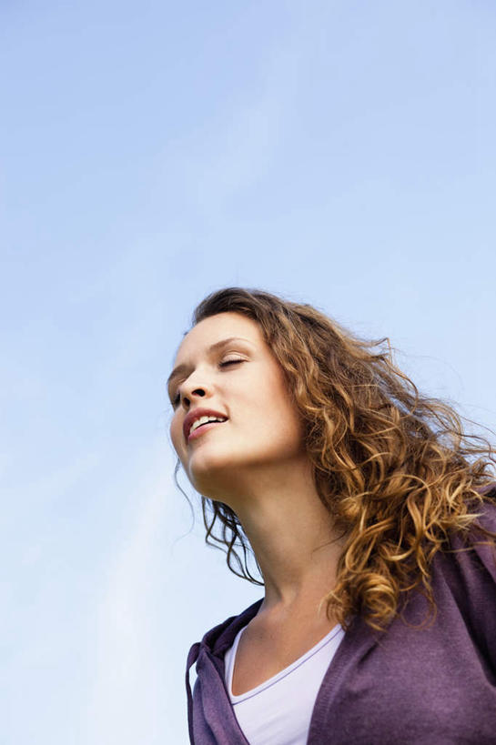 西方人,脸,头,脸颊,头发,一个人,闭眼,竖图,室外,特写,白天,仰视,欧洲,欧洲人,仅一个年轻女性,仅一个女性,仅一个人,阴影,服装,朦胧,模糊,光线,影子,棕色,休闲装,肩膀,衣服,蓝色,紫色,蓝天,天空,阳光,天,休闲,休闲服,服饰,晴朗,万里无云,年轻女性,女人,女性,白种人,头部,长发,卷发,脸部,脸蛋,面部,晴空,晴空万里,闭眼睛,闭着眼,闭着眼睛,抬头,仰头,半身,彩图,低角度拍摄