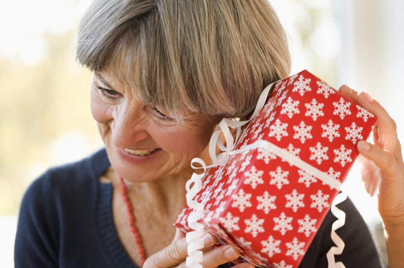 西方人,脸,头,脸颊,手,头发,一个人,笑,微笑,露齿笑,横图,室内,特写,白天,正面,植物,窗户,落地窗,礼盒,礼物,项链,欧洲,欧洲人,双手,仅一个女性,仅一个人,一条,握,服装,朦胧,模糊,丝绸,丝带,纸盒,缎带,拿,拿着,扭头,注视,休闲装,肩膀,玻璃窗,绸带,盒子,装饰品,树,树木,一个,衣服,绿色,白色,黑色,灰色,自然,包装盒,饰品,首饰,礼品盒,低头,观察,看,转头,仅一个中年女性,休闲,手部,休闲服,握着,服饰,礼品,生长,单个,成长,观看,察看,关注,垂头,女人,女性,中年女性,白种人,头部,直发,脸部,脸蛋,面部,半身,彩图,短发