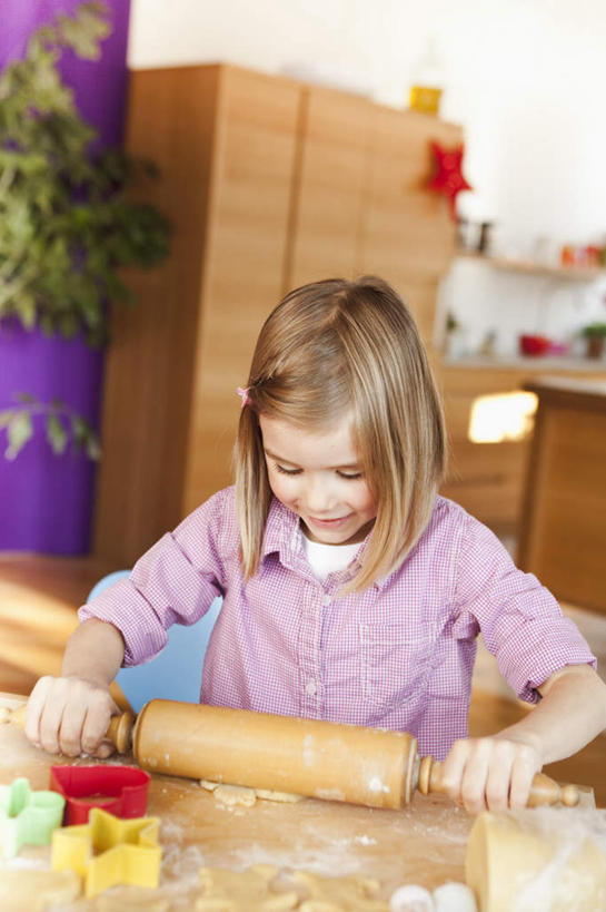 西方人,儿童,一个人,站,笑,微笑,露齿笑,竖图,俯视,室内,白天,爱情,纯洁,厨房,桌面,桌子,欧洲,欧洲人,仅一个女性,仅一个人,握,服装,爱心,朦胧,模糊,粉末,擀面杖,星星,面粉,浪漫,拿,粮食,拿着,注视,休闲装,一个,小孩,衣服,观察,看,站着,仅一个小孩,休闲,温暖,温馨,心形,星形,休闲服,粉,恩爱,可爱,童年,童趣,握着,服饰,单个,模具,观看,农产品,和睦,察看,关注,五角形,童真,烂漫,无邪,原材料,粉状,天真,女孩,女人,女性,白种人,孩子,心型,五角星,站立,半身,彩图,高角度拍摄,灶间,厨房料理台,融洽,女生,料理台