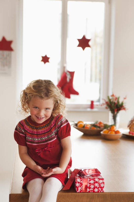 西方人,儿童,一个人,坐,笑,微笑,露齿笑,竖图,室内,白天,正面,纯洁,窗户,花瓶,礼盒,礼物,欧洲,圣诞节,欧洲人,仅一个女性,仅一个人,握,服装,节日,朦胧,模糊,庆祝,盛开,瓷砖,地砖,纸盒,墙,地面,拿,花蕾,拿着,注视,休闲装,文化,玻璃窗,墙壁,墙面,玻璃制品,盒子,花,花瓣,花朵,鲜花,小孩,衣服,包装盒,玻璃瓶,瓶子,礼品盒,花苞,花蕊,低头,观察,看,仅一个小孩,庆典,休闲,休闲服,可爱,童年,童趣,握着,服饰,礼品,观看,纪念,察看,关注,童真,烂漫,无邪,垂头,天真,女孩,女人,女性,白种人,孩子,坐着,半身,彩图,女生