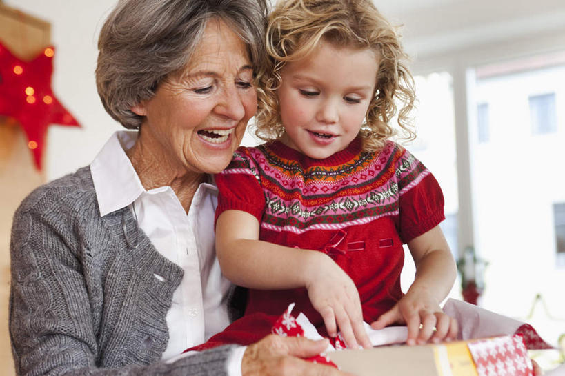 西方人,儿童,老年人,两个人,家庭,祖母,站,抱,笑,微笑,露齿笑,横图,室内,白天,正面,纯洁,窗户,花瓶,礼盒,礼物,欧洲,圣诞节,欧洲人,握,服装,节日,朦胧,模糊,庆祝,盛开,瓷砖,地砖,纸盒,墙,地面,拿,花蕾,拿着,注视,休闲装,文化,玻璃窗,墙壁,墙面,玻璃制品,盒子,花,花瓣,花朵,鲜花,小孩,衣服,包装盒,玻璃瓶,瓶子,礼品盒,花苞,花蕊,低头,观察,看,站着,庆典,休闲,温暖,温馨,一家人,休闲服,可爱,童年,童趣,搭,握着,服饰,礼品,奶奶,抱着,观看,纪念,祖孙,和睦,察看,搂着,搭着,关注,童真,烂漫,无邪,外婆,外孙女,外祖母,垂头,天真,老年女性,女孩,女人,女性,白种人,孩子,孙女,怀抱,搂,搂抱,相抱,拥抱,站立,半身,彩图,融洽,女生