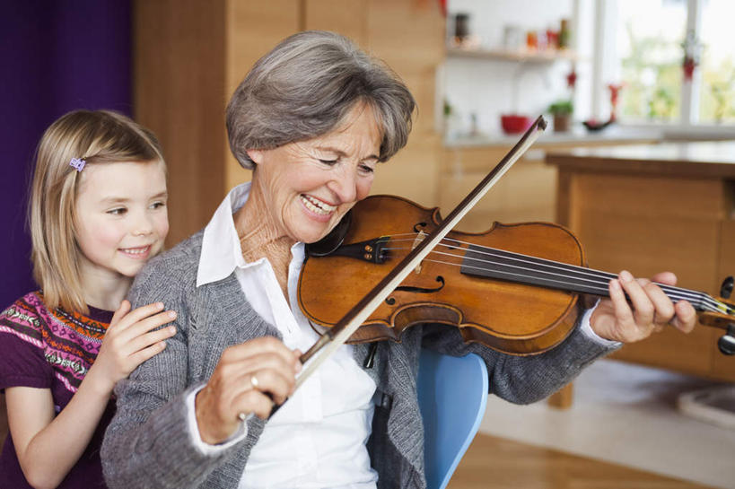 西方人,儿童,老年人,两个人,家庭,祖母,站,坐,笑,微笑,横图,室内,白天,正面,纯洁,窗户,桌面,桌子,欧洲,欧洲人,一把,握,服装,朦胧,模糊,木制,墙,乐器,弦乐器,小提琴,拿,拿着,注视,休闲装,玻璃窗,墙壁,墙面,小孩,衣服,木制品,观察,看,靠,靠着,站着,休闲,温暖,温馨,一家人,休闲服,可爱,童年,童趣,搭,握着,服饰,奶奶,观看,祖孙,和睦,察看,搭着,关注,弓拉弦乐器,弓拉弦鸣乐器,童真,烂漫,无邪,外婆,外孙女,外祖母,天真,老年女性,女孩,女人,女性,白种人,孩子,孙女,站立,坐着,半身,彩图,融洽,女生