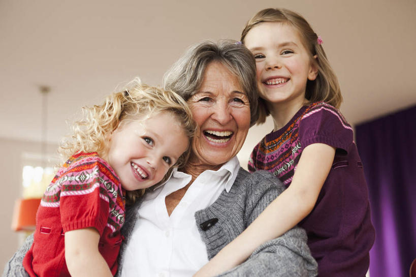 西方人,儿童,老年人,三个人,家庭,祖母,站,抱,笑,微笑,露齿笑,横图,室内,白天,仰视,纯洁,窗户,窗帘,欧洲,欧洲人,服装,朦胧,模糊,装饰,墙,扭头,注视,休闲装,玻璃窗,墙壁,墙面,小孩,衣服,帘子,观察,看,靠,靠着,站着,转头,休闲,温暖,温馨,一家人,休闲服,遮阳,可爱,童年,童趣,搭,服饰,奶奶,抱着,观看,祖孙,华丽,修饰,点缀,和睦,察看,搂着,搭着,关注,童真,烂漫,无邪,外婆,外孙女,外祖母,衬托,美观,雅致,雅观,天真,老年女性,女孩,女人,女性,白种人,孩子,孙女,怀抱,搂,搂抱,相抱,拥抱,站立,半身,彩图,低角度拍摄,融洽,女生