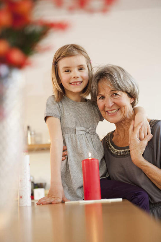 西方人,儿童,老年人,两个人,家庭,祖母,站,坐,笑,微笑,露齿笑,竖图,室内,白天,正面,纯洁,桌面,桌子,花瓶,蜡烛,欧洲,欧洲人,撑,握,阴影,服装,朦胧,模糊,盛开,光线,木制,火焰,影子,烛光,墙,燃烧,拿,花蕾,拿着,注视,休闲装,墙壁,墙面,玻璃制品,花,花瓣,花朵,鲜花,一个,小孩,衣服,红色,玻璃瓶,木制品,瓶子,花苞,花蕊,点燃,观察,看,站着,休闲,温暖,温馨,一家人,休闲服,可爱,童年,童趣,搭,握着,服饰,奶奶,单个,观看,祖孙,和睦,察看,撑着,搭着,关注,童真,烂漫,无邪,外婆,外孙女,外祖母,天真,老年女性,女孩,女人,女性,白种人,孩子,孙女,站立,坐着,半身,彩图,融洽,女生