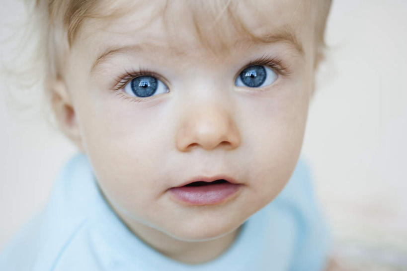 西方人,婴儿,儿童,脸,头,脸颊,头发,一个人,笑,微笑,露齿笑,横图,室内,特写,白天,正面,纯洁,欧洲,欧洲人,仅一个人,服装,朦胧,模糊,墙,注视,休闲装,肩膀,墙壁,墙面,小孩,衣服,蓝色,观察,看,休闲,休闲服,金色,可爱,服饰,活泼,观看,察看,关注,宝宝,纯真,烂漫,无邪,伶俐,天真,白种人,孩子,头部,直发,脸部,脸蛋,面部,半身,彩图,短发