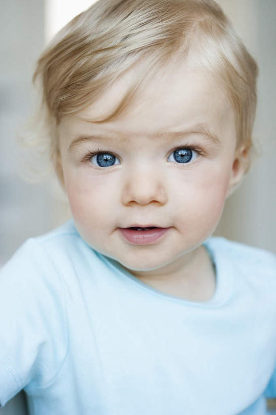 西方人,婴儿,儿童,脸,头,脸颊,头发,一个人,笑,微笑,露齿笑,竖图,室内,特写,白天,正面,纯洁,欧洲,欧洲人,仅一个人,服装,朦胧,模糊,墙,注视,休闲装,肩膀,墙壁,墙面,小孩,衣服,蓝色,观察,看,休闲,休闲服,金色,可爱,服饰,活泼,观看,察看,关注,宝宝,纯真,烂漫,无邪,伶俐,天真,白种人,孩子,头部,直发,脸部,脸蛋,面部,半身,彩图,短发