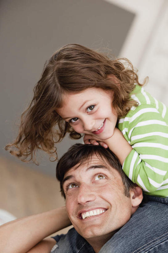 西方人,儿童,中年人,脸,头,脸颊,手,背,两个人,家庭,父亲,女儿,躺,笑,微笑,露齿笑,竖图,室内,特写,白天,仰视,纯洁,地板,欧洲,欧洲人,撑,服装,朦胧,模糊,墙,地面,扭头,注视,休闲装,肩膀,木地板,墙壁,墙面,小孩,衣服,绿色,灰色,背着,观察,看,趴着,转头,休闲,温暖,温馨,父女,一家人,手部,休闲服,父爱,可爱,童年,童趣,搭,服饰,观看,和睦,察看,撑着,搭着,关注,童真,烂漫,无邪,背负,卧着,天真,男人,男性,女孩,中年男性,白种人,孩子,头部,脸部,脸蛋,面部,趴,抬头,躺着,卧,仰头,半身,彩图,低角度拍摄,融洽,女生