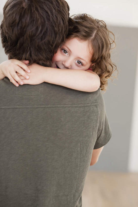 西方人,儿童,中年人,背部,两个人,家庭,父亲,女儿,抱,笑,微笑,竖图,室内,白天,正面,纯洁,地板,欧洲,欧洲人,握,服装,朦胧,模糊,墙,地面,注视,休闲装,木地板,墙壁,墙面,小孩,衣服,灰色,观察,看,休闲,温暖,温馨,父女,一家人,休闲服,父爱,可爱,童年,童趣,搭,握着,服饰,抱着,观看,和睦,察看,搂着,搭着,关注,童真,烂漫,无邪,天真,男人,男性,女孩,中年男性,白种人,孩子,怀抱,搂,搂抱,相抱,拥抱,半身,彩图,融洽,女生