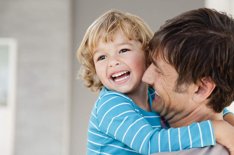 西方人,儿童,中年人,脸,头,脸颊,手,两个人,家庭,父亲,女儿,抱,笑,微笑,横图,室内,特写,白天,侧面,纯洁,门,欧洲,欧洲人,双手,服装,朦胧,模糊,墙,扭头,注视,休闲装,肩膀,墙壁,墙面,小孩,衣服,蓝色,灰色,门框,观察,看,转头,休闲,温暖,温馨,父女,一家人,手部,休闲服,父爱,可爱,童年,童趣,搭,服饰,抱着,观看,和睦,察看,搂着,搭着,关注,童真,烂漫,无邪,天真,男人,男性,女孩,中年男性,白种人,孩子,头部,脸部,脸蛋,面部,怀抱,搂,搂抱,相抱,拥抱,半身,彩图,融洽,女生