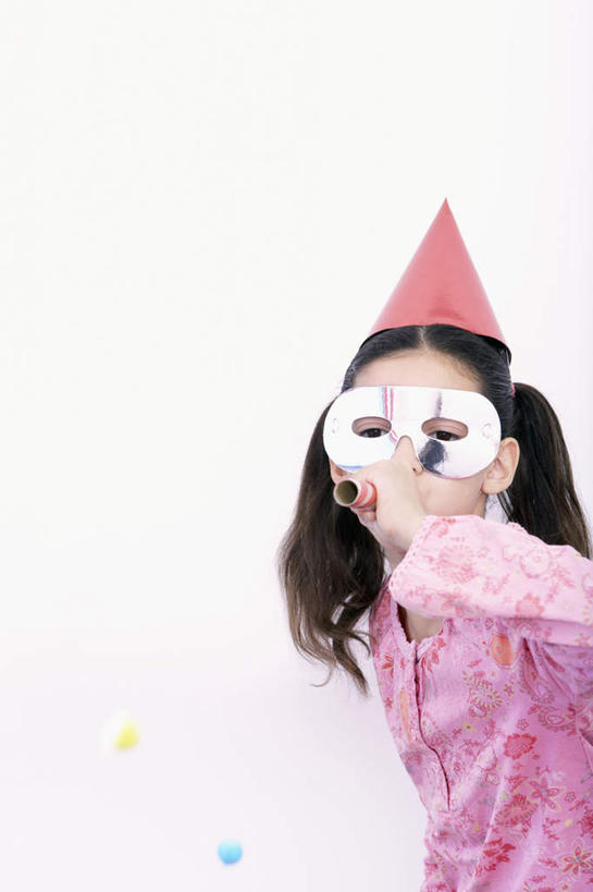 西方人,儿童,一个人,站,竖图,室内,白天,白色背景,正面,游戏,纯洁,帽子,玩具,欧洲,欧洲人,仅一个女性,仅一个人,握,纸质,服装,装饰,面具,拿,玩,拿着,注视,休闲装,娱乐,生日帽,一个,小孩,衣服,粉色,白色,观察,看,站着,仅一个小孩,休闲,休闲服,可爱,童年,童趣,握着,摄影,服饰,影棚,单个,观看,活动,华丽,修饰,点缀,察看,小丑帽,发泄,关注,消遣,智力,玩具吹卷,童真,烂漫,无邪,三角帽,狂欢帽,派对帽,聚会帽,纸帽,宣泄,衬托,美观,雅致,雅观,一顶,吹卷,天真,女孩,女人,女性,白种人,孩子,玩耍,嬉戏,站立,半身,彩图,影棚拍摄,拍摄,女生