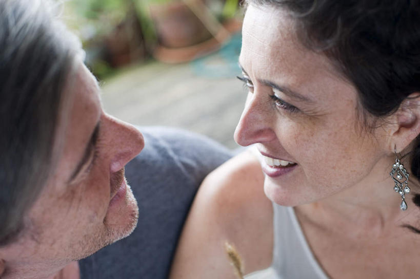 西方人,中年人,脸,头,脸颊,两个人,家庭,夫妻,笑,微笑,露齿笑,横图,俯视,室内,特写,白天,爱情,植物,地板,欧洲,欧洲人,服装,朦胧,模糊,盆栽,盆景,地面,浪漫,扭头,注视,休闲装,肩膀,木地板,相视,装饰品,衣服,绿色,自然,耳环,饰品,首饰,观察,看,转头,休闲,温暖,温馨,一家人,面对面,休闲服,恩爱,恋人,服饰,生长,成长,观看,对视,和睦,察看,互视,关注,相对,相看,耳饰,男人,男性,女人,女性,中年男性,中年女性,白种人,头部,脸部,脸蛋,面部,夫妇,情侣,半身,彩图,高角度拍摄,伴侣,融洽