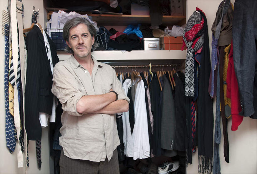 西方人,一个人,站,笑,双手交叉,微笑,横图,室内,白天,正面,柜子,衣架,欧洲,欧洲人,仅一个男性,仅一个人,仅一个中年男性,一排,许多,服装,整齐,领带,很多,置物架,注视,休闲装,架子,排列,衣服,衣橱,观察,看,站着,休闲,休闲服,服饰,观看,察看,双手抱胸,象征,庄重,队列,关注,身份,陈列架,更衣橱,正式,地位,搁架,男人,男性,中年男性,白种人,挂衣架,晾衣架,站立,半身,彩图