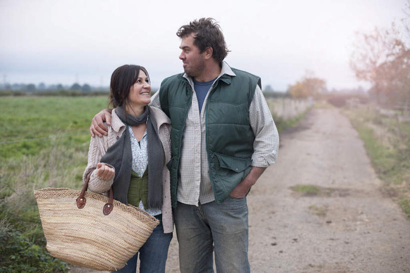 西方人,中年人,两个人,家庭,夫妻,栏杆,走,笑,交叉,微笑,露齿笑,横图,室外,白天,正面,爱情,草地,草坪,植物,道路,路,竹子,欧洲,欧洲人,一条,握,阴影,竹制,服装,装饰,编织,光线,篮子,影子,云,云朵,围栏,小路,交通,浪漫,拿,云彩,拿着,扭头,注视,休闲装,护栏,相视,草,树,树木,一个,衣服,蓝色,绿色,白云,蓝天,天空,阳光,自然,围巾,竹篮,天,观察,看,靠,靠着,转头,休闲,温暖,温馨,一家人,面对面,休闲服,恩爱,搭,握着,恋人,服饰,生长,晴朗,单个,成长,围脖,观看,竹条,对视,保暖,华丽,交织,点缀,和睦,察看,竹制品,互视,御寒,搭着,关注,相对,手插袋,单手插袋,相看,单手抄兜,单手放兜,衬托,美观,雅致,雅观,穿插,男人,男性,女人,女性,中年男性,中年女性,白种人,夫妇,情侣,晴空,步行,插兜,散步,手插兜,手放口袋,走路,半身,彩图,伴侣,融洽,手抄兜