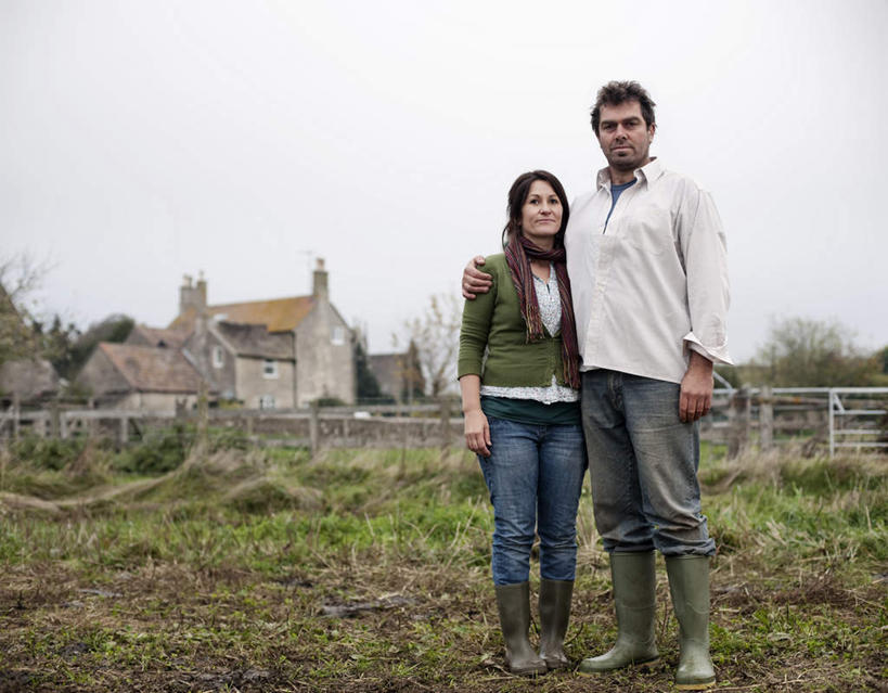 西方人,中年人,两个人,家庭,夫妻,家,栏杆,站,笑,微笑,露齿笑,横图,室外,白天,正面,爱情,草地,草坪,植物,欧洲,欧洲人,一条,阴影,服装,装饰,光线,影子,房屋,屋子,云,云朵,围栏,浪漫,云彩,注视,休闲装,护栏,楼房,住宅,草,树,树木,衣服,蓝色,绿色,白云,蓝天,天空,阳光,自然,围巾,天,观察,看,靠,靠着,站着,休闲,温暖,温馨,一家人,休闲服,恩爱,搭,恋人,服饰,生长,晴朗,成长,围脖,观看,保暖,华丽,点缀,和睦,察看,御寒,搭着,关注,衬托,美观,雅致,雅观,男人,男性,女人,女性,中年男性,中年女性,白种人,夫妇,情侣,晴空,站立,彩图,全身,房子,伴侣,融洽