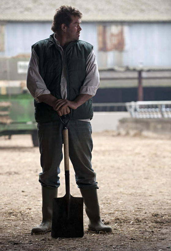 西方人,一个人,栏杆,站,竖图,室外,白天,正面,卡车,欧洲,欧洲人,仅一个男性,仅一个人,仅一个中年男性,一辆,握,服装,朦胧,模糊,铲子,墙,围栏,干草,集装箱,背光,拿,拿着,扭头,注视,休闲装,护栏,墙壁,墙面,一个,衣服,草垛,观察,看,站着,转头,休闲,休闲服,握着,服饰,集装箱车,单个,观看,合同,货车,变更,察看,关注,协议,逆光,货运车,设立,终止,干草垛,男人,男性,中年男性,白种人,载重汽车,站立,彩图,全身