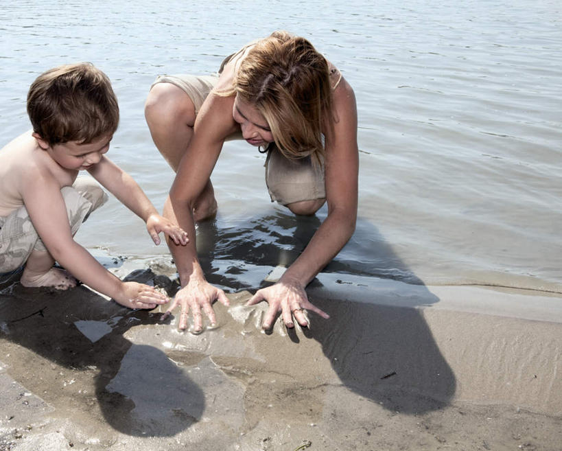 西方人,儿童,中年人,两个人,家庭,母亲,儿子,蹲,横图,俯视,室外,白天,纯洁,河流,水,吊带,欧洲,欧洲人,阴影,服装,光线,影子,河水,水流,注视,吊带衫,裸露,小孩,衣服,阳光,低头,观察,看,温暖,温馨,母子,一家人,可爱,母爱,童年,童趣,搭,服饰,观看,和睦,察看,张开五指,衣着,穿着,搭着,关注,裸,童真,烂漫,无邪,垂头,衣饰,天真,男孩,女人,女性,中年女性,白种人,孩子,蹲着,半身,彩图,高角度拍摄,五指张开,融洽,男生