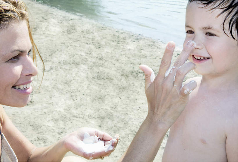 西方人,儿童,中年人,两个人,家庭,母亲,儿子,站,蹲,捧,笑,摸,微笑,露齿笑,横图,俯视,室外,白天,化妆,美容,纯洁,河流,水,吊带,欧洲,欧洲人,抚摸,护肤,服装,美白,润肤露,河水,水流,注视,吊带衫,裸露,小孩,衣服,观察,看,清洁,站着,保养,享受,休闲,温暖,温馨,母子,一家人,放松,可爱,母爱,去角质,童年,童趣,保健,服饰,观看,保湿,和睦,察看,滋润,乳液,衣着,护肤品,穿着,关注,去死皮,裸,护肤用品,舒缓,童真,烂漫,无邪,养颜,去污,控油,紧肤,嫩肤,祛痘,去痘,祛角质,抗衰,再生,增白,补水,祛斑,抗皱,防皱,除皱,去皱,衣饰,天真,男孩,女人,女性,中年女性,白种人,孩子,触摸,端,端着,蹲着,接触,捧着,手捧,站立,半身,彩图,高角度拍摄,融洽,男生