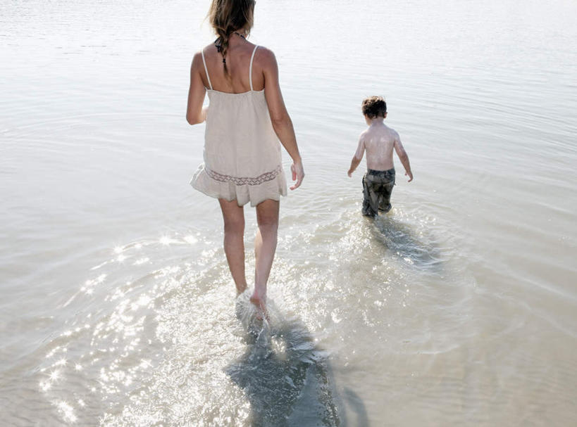 西方人,儿童,中年人,两个人,家庭,母亲,儿子,走,横图,俯视,室外,白天,纯洁,河流,水,吊带,欧洲,欧洲人,阴影,服装,光线,影子,河水,水流,吊带衫,裸露,小孩,衣服,阳光,低头,温暖,温馨,母子,一家人,可爱,母爱,童年,童趣,服饰,和睦,衣着,穿着,裸,童真,烂漫,无邪,垂头,衣饰,天真,男孩,女人,女性,中年女性,白种人,孩子,步行,散步,走路,半身,彩图,高角度拍摄,融洽,男生