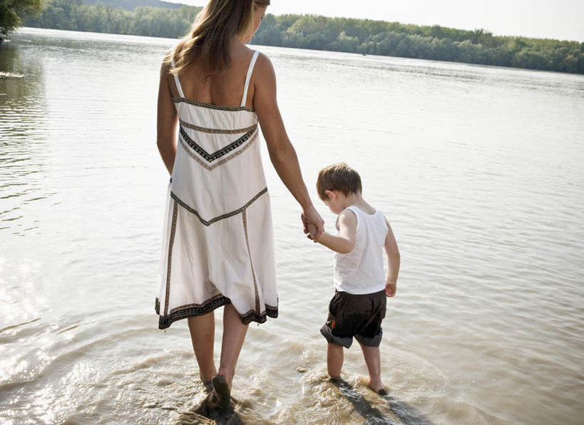 西方人,儿童,中年人,两个人,家庭,母亲,儿子,走,握手,横图,室外,白天,纯洁,河流,山,山脉,水,植物,吊带,欧洲,欧洲人,阴影,服装,光线,影子,河水,山峰,水流,云,云朵,山峦,云彩,吊带衫,树,树木,小孩,背面,衣服,蓝色,绿色,白云,蓝天,天空,阳光,自然,群山,天,低头,温暖,温馨,母子,一家人,可爱,母爱,童年,童趣,服饰,生长,晴朗,成长,和睦,衣着,穿着,童真,烂漫,无邪,垂头,衣饰,天真,男孩,女人,女性,中年女性,白种人,孩子,晴空,步行,搀手,拉手,散步,手搀手,手拉手,手牵手,手握手,走路,半身,彩图,融洽,男生