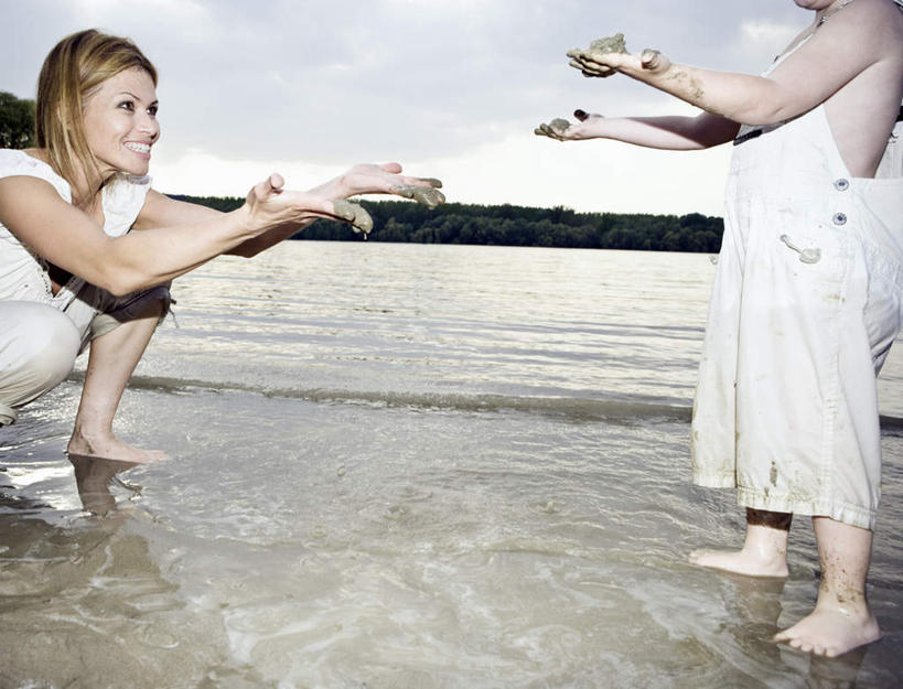 西方人,儿童,中年人,两个人,家庭,母亲,儿子,站,蹲,笑,微笑,露齿笑,横图,室外,白天,侧面,纯洁,沙滩,欧洲,欧洲人,握,服装,沙子,海岸,云,云朵,沙地,拿,云彩,拿着,注视,休闲装,小孩,衣服,蓝色,白云,蓝天,天空,天,观察,看,站着,休闲,温暖,温馨,母子,一家人,休闲服,可爱,母爱,童年,童趣,握着,服饰,晴朗,观看,和睦,察看,关注,童真,烂漫,无邪,天真,男孩,女人,女性,中年女性,白种人,孩子,海滩,晴空,蹲着,站立,半身,彩图,融洽,男生