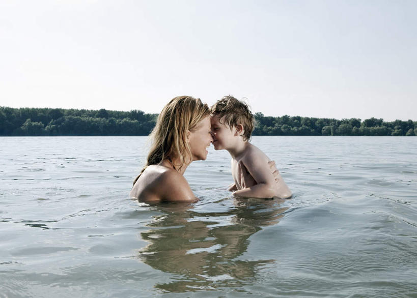 西方人,儿童,中年人,两个人,家庭,母亲,儿子,站,笑,微笑,露齿笑,横图,室外,白天,侧面,纯洁,湖,湖泊,水,欧洲,欧洲人,波纹,湖面,水流,水面,云,云朵,云彩,注视,裸露,小孩,蓝色,白云,倒影,蓝天,水纹,天空,波浪,湖水,天,观察,看,站着,温暖,温馨,母子,一家人,可爱,母爱,童年,童趣,晴朗,观看,和睦,察看,倒映,关注,裸,童真,烂漫,无邪,反照,天真,男孩,女人,女性,中年女性,白种人,孩子,晴空,站立,半身,彩图,融洽,男生