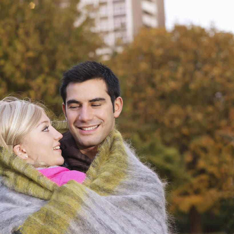 西方人,两个人,高楼大厦,站,笑,微笑,露齿笑,方图,室外,白天,仰视,爱情,植物,大厦,建筑,摩天大楼,纺织品,欧洲,欧洲人,握,装饰,毛毯,毯子,浪漫,拿,拿着,注视,树,树木,纺织,绿色,自然,围巾,垫子,楼宇,观察,看,站着,温暖,温馨,恩爱,握着,恋人,生长,成长,围脖,观看,保暖,华丽,修饰,点缀,和睦,察看,关注,衬托,美观,雅致,雅观,男人,男性,年轻男性,年轻女性,女人,女性,白种人,情侣,站立,半身,彩图,低角度拍摄,大楼,高层建筑,高楼,摩天楼,伴侣,融洽