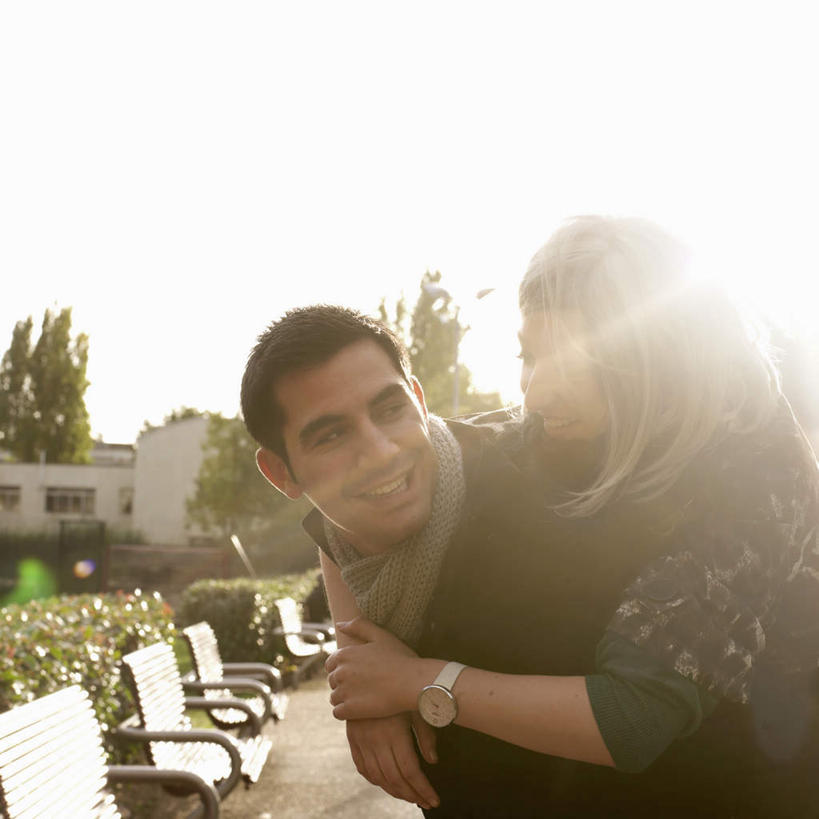 西方人,背,两个人,站,笑,微笑,露齿笑,方图,室外,白天,侧面,爱情,植物,椅子,欧洲,欧洲人,阴影,服装,时间,光线,时钟,手表,影子,浪漫,计时,注视,休闲装,树,树木,衣服,蓝色,绿色,蓝天,天空,阳光,自然,钟表,天,背着,观察,看,站着,休闲,温暖,温馨,休闲服,表,恩爱,恋人,服饰,生长,晴朗,成长,观看,腕表,和睦,察看,关注,万里无云,背负,男人,男性,年轻男性,年轻女性,女人,女性,白种人,情侣,钟,晴空,晴空万里,站立,半身,彩图,伴侣,融洽